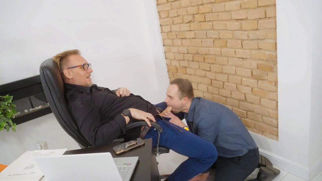 Naugty Assistant Seduce His Straight Boss